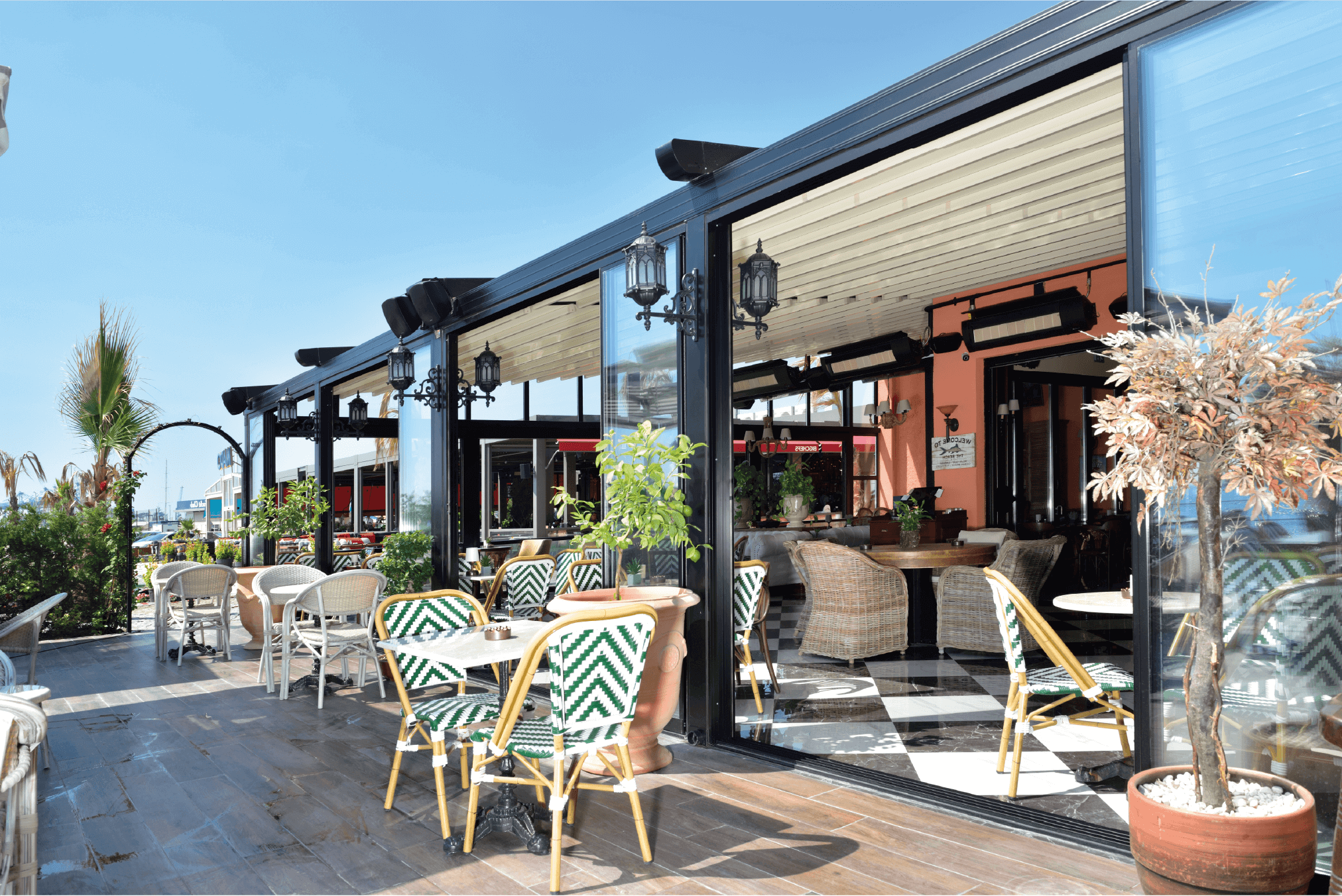 Pergola Dünyası sürme cam sistemi ve yatay hareketli cam paneller